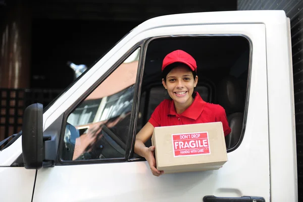 Entrega de mensajería en camión entrega paquete — Foto de Stock
