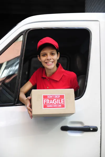 Leverans courier i lastbil över paketet — Stockfoto