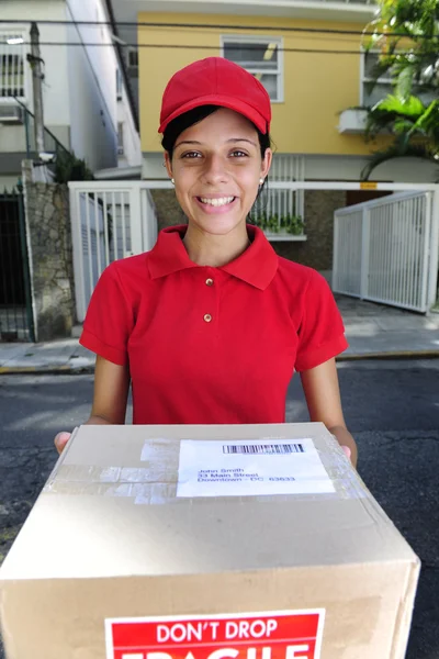 Leverans courier leverera paketet — Stockfoto