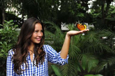 genç bir kadının elini oturan kelebek