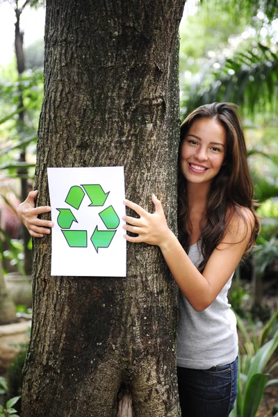Recykling: kobieta w lesie trzymając odtworzenia — Zdjęcie stockowe