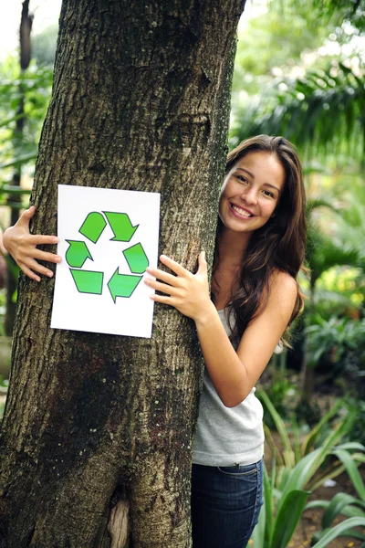 Återvinning: kvinna i skogen håller återvinning — Stockfoto
