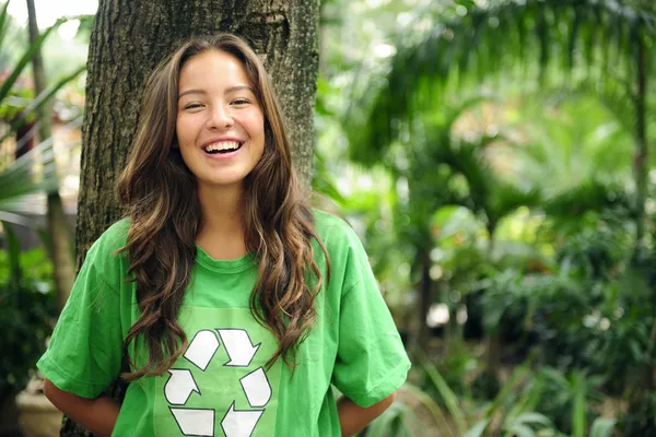 Ativista ambiental na floresta vestindo re — Fotografia de Stock