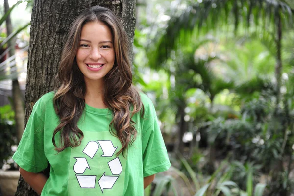 Milieu-activist in het forest dragen re — Stockfoto