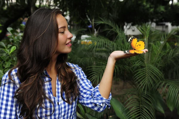 Fjäril sitter på sidan av en ung kvinna jag — Stockfoto