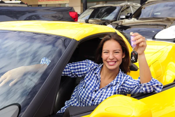 Mulher mostrando chaves de seu novo carro esporte — Fotografia de Stock
