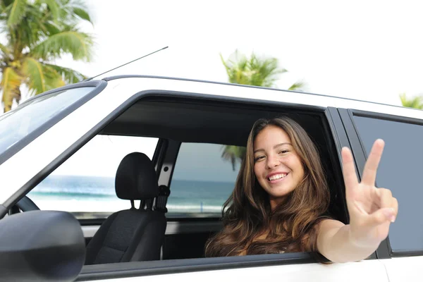 Car rental: happy woman in her car near the beac — Stock Photo, Image