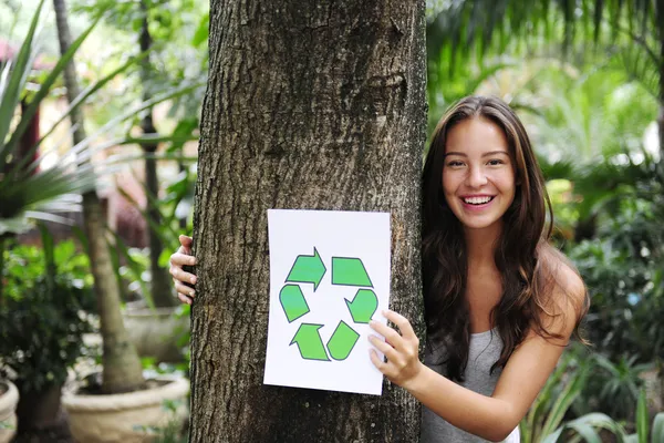 Reciclagem: mulher na floresta segurando uma reciclagem — Fotografia de Stock