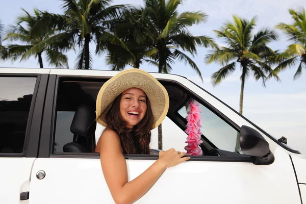 Biluthyrning: glad kvinna i hennes bil nära stranden — Stockfoto