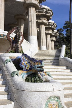 Park Guell, ana girişteki ejderha çeşmesi. Barcelona, İspanya..