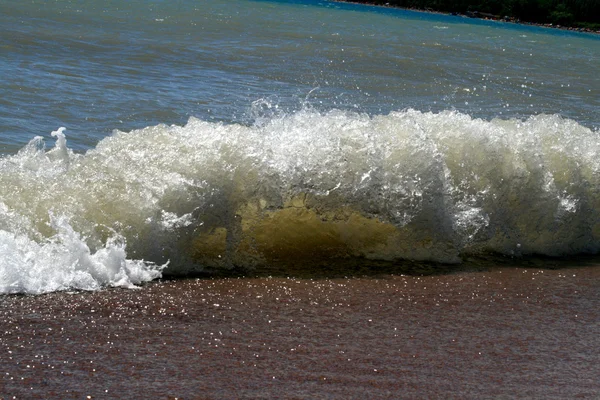 波浪在海岸上滚 — 图库照片