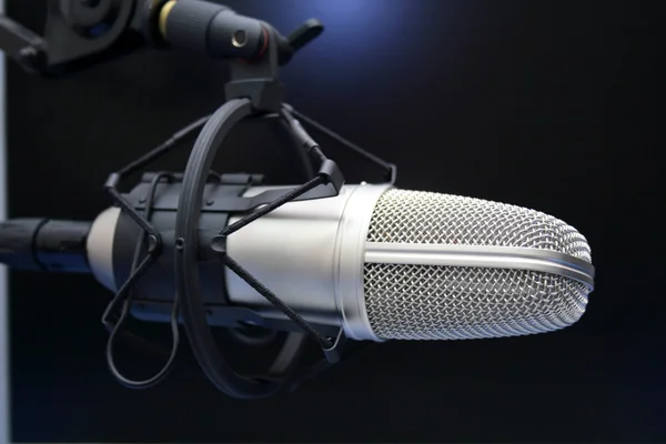 Mikrofon radia na ciemnym tle — Zdjęcie stockowe
