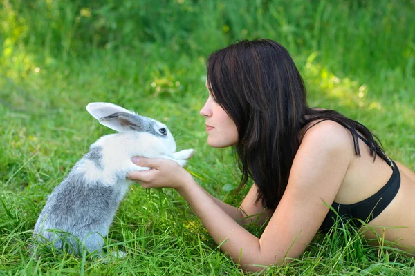 ウサギと女性 — ストック写真