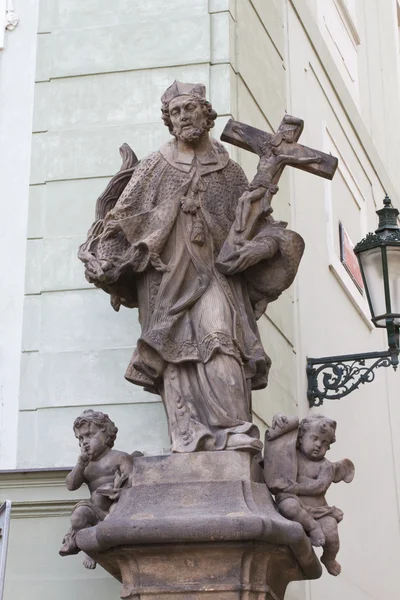 Statue of men with cross — Stock Photo, Image