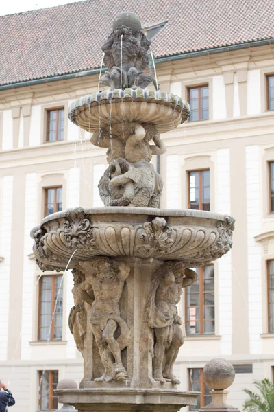 在布拉格城堡 fontain — 图库照片