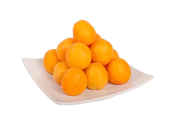 Aprikosen auf weißem Teller — Stockfoto