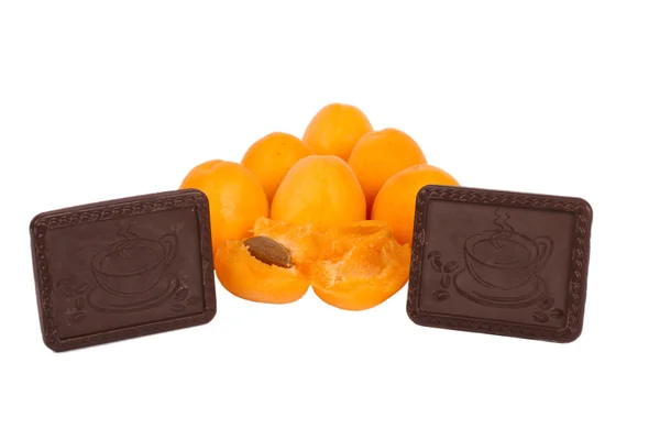 Frash apricots with chokolate cookies — Stock Photo, Image