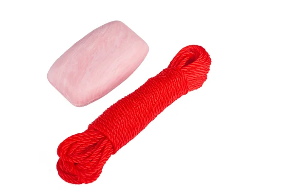 Красная веревка и мыло — стоковое фото