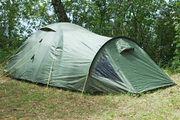 Зеленая палатка — стоковое фото