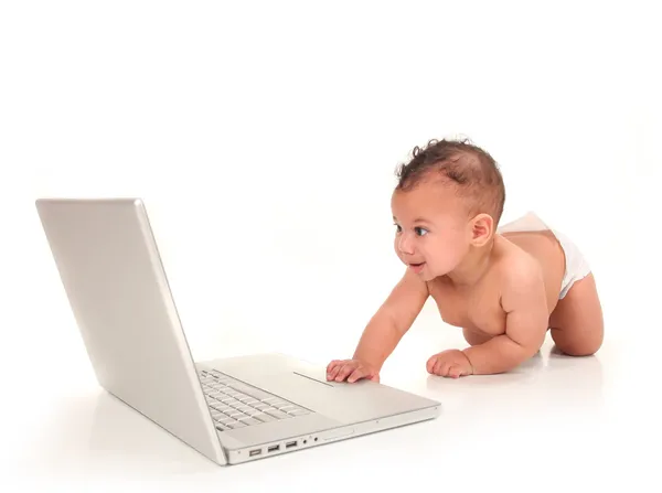 Dulce lindo bebé jugando con un ordenador portátil Comput — Foto de Stock