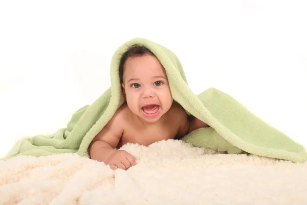 Aufgeregter kleiner Junge mit Decken auf weißem Rücken — Stockfoto