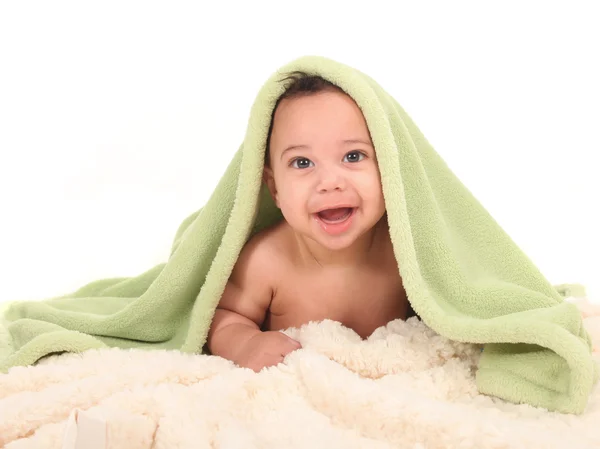 Lachende jongen met een deken op zijn hoofd — Stockfoto