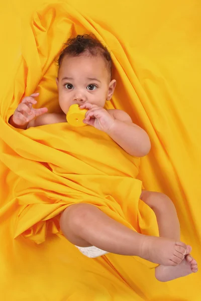 Söt etniska baby håller en rubber duckie — Stockfoto