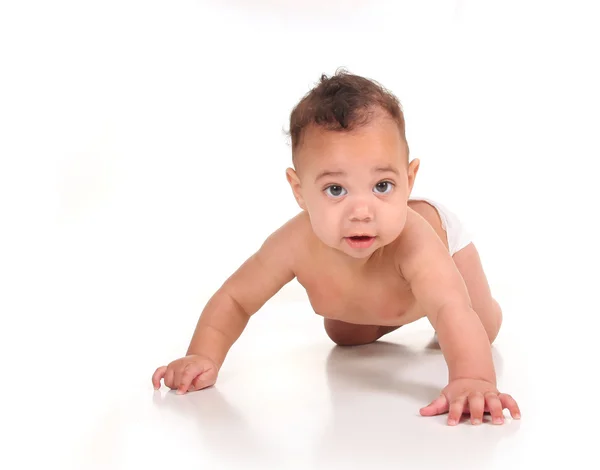 Spädbarn pojke att lära sig krypa på vit — Stockfoto