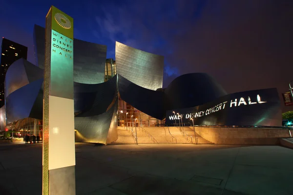 迪斯尼音乐厅在晚上在洛杉矶卡利 — 图库照片