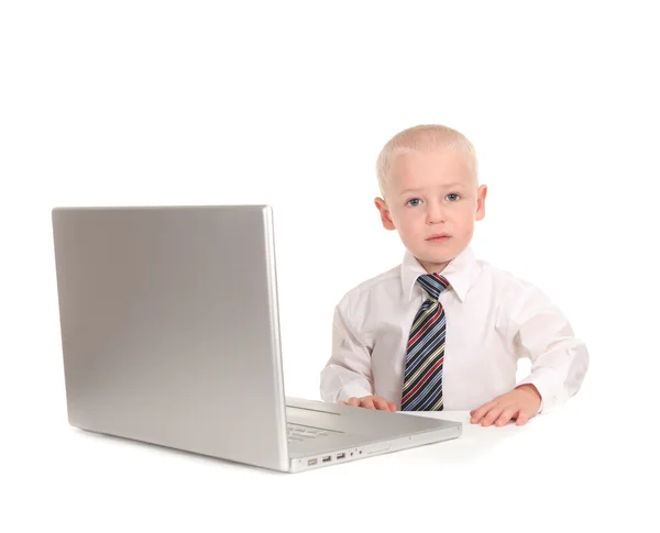 严肃的孩子工作用的笔记本电脑的肖像 — 图库照片