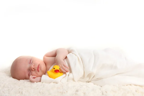 Kauçuk duckie holding giysili bebek — Stok fotoğraf