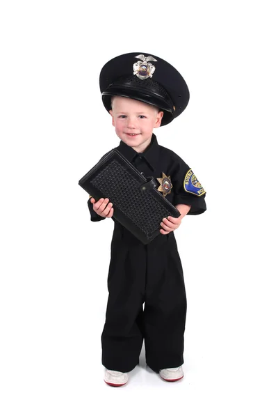 Молодой офицер полиции держит билет Бо — стоковое фото