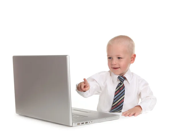 Kleines unternehmerisches Wunderkind mit Laptop — Stockfoto