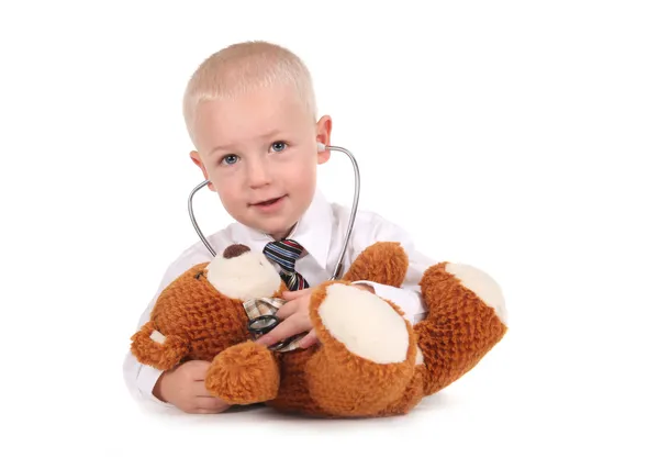 Lieve jongen zorg voor zijn teddybeer — Stockfoto