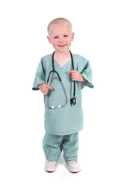 Ragazzo che indossa strofinacci con uno stetoscopio — Foto Stock
