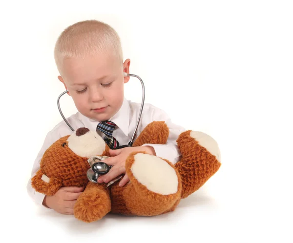 Arzt mit Stethoskop und Teddybär als Pati — Stockfoto