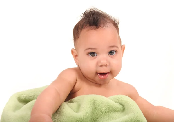 Baby Boy lächelt den Betrachter auf weißem Hintergrund an — Stockfoto