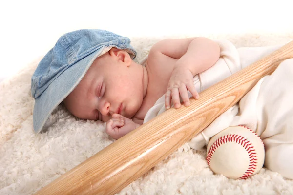 Baby Boy durmiendo con un bate de béisbol y una pelota —  Fotos de Stock
