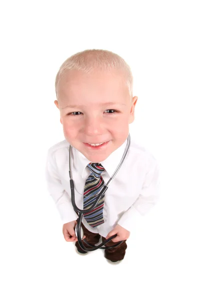 Улыбающийся детский врач смотрит вверх на V Стоковое Фото