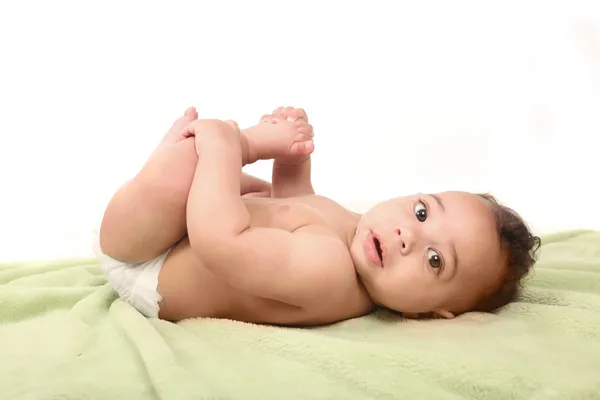 Csecsemő baba fiú dobálják — Stock Fotó