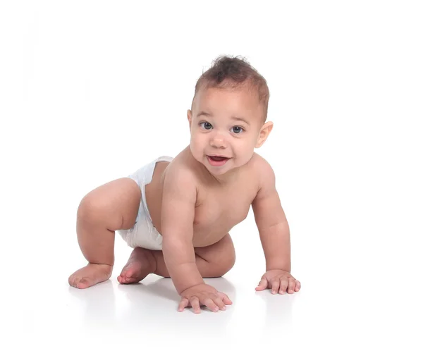 Rapaz bebé feliz rastejando — Fotografia de Stock