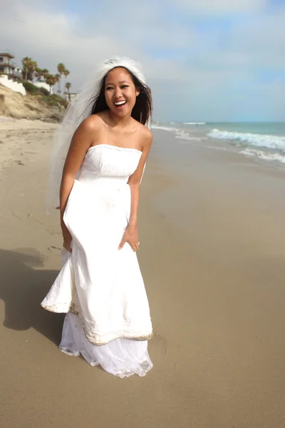 Νύφη στην παραλία περπάτημα στην άμμο — Φωτογραφία Αρχείου