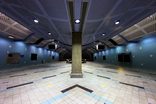 Moderner unterirdischer Transportkorridor für eine U-Bahn-Station — Stockfoto