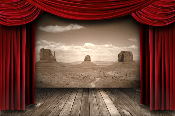 Rode theater gordijn gordijnen met woestijn berg achtergrond — Stockfoto
