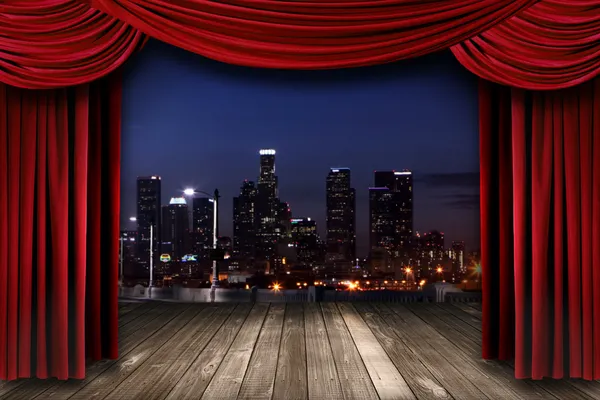 Театральна сцена завіса драпірування з нічним містом як фон — стокове фото