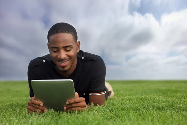 Estudiante afroamericano leyendo al aire libre —  Fotos de Stock