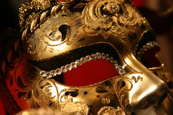 Máscara veneziana no fundo vermelho — Fotografia de Stock