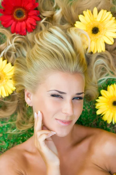 Flores no cabelo — Fotografia de Stock