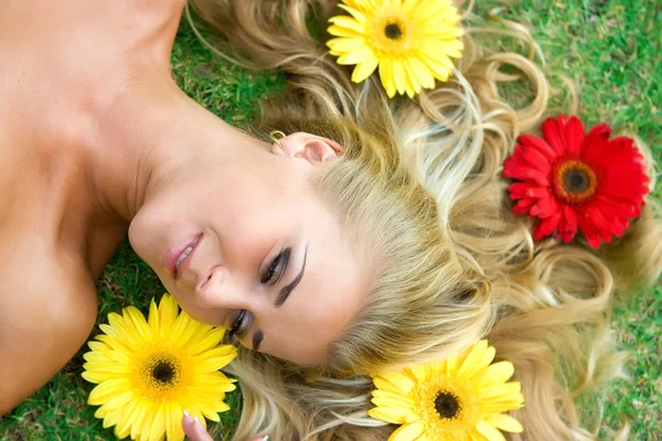 Kwiaty i blondynka — Zdjęcie stockowe