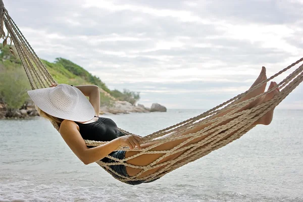 Lady in hammock — Stock Photo, Image